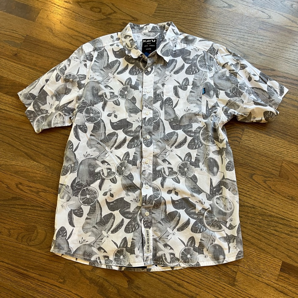 KAVU MENS SHORT SLEEVE BUTTON UP TROPICAL PRINT SIZE L Resortcore Beachy